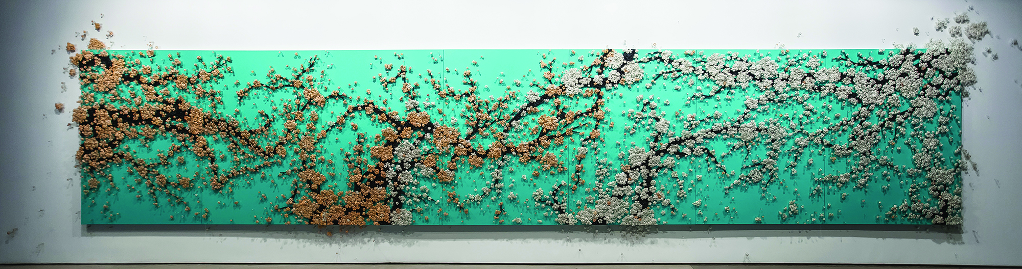 Инсталляция из пуговиц и булавок