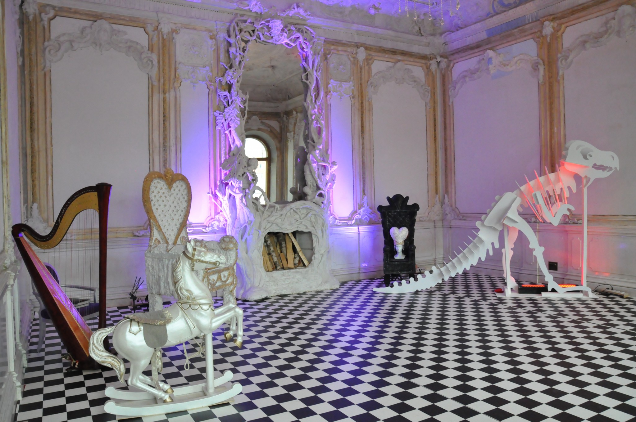 Алиса в Стране чудес. Тронный зал Белой и Красной-королевы