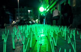 Luzinterruptus. Река из книг среди сорняков-мутантов