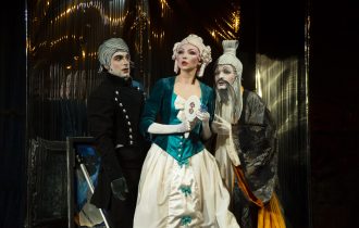 Сказка на подзеркальном столике