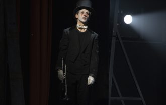 Безумие, ненависть и танцы под трубу. «Король Лир» в театре им. Вахтангова