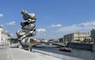 Москвичам подложили кучу: социологи выяснили у горожан их отношение к новой нашумевшей инсталляции Урса Фишера