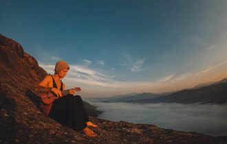 Как научиться петь, найти свой стиль и раскрыться: интервью с вокальным терапевтом Евгением Сорокиным